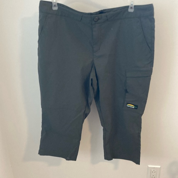 Green Cargo Shorts with Knee Length and Durable Material - Picture 2 of 12